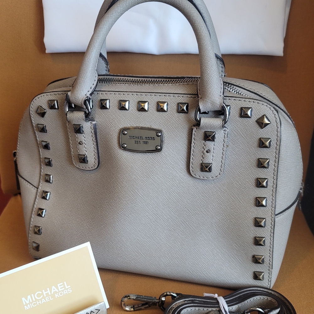MICHAEL KORS SELMA SAFFIANO STUDDED LEATHER: PEARL LIGHT GREY HAND BAG, PURSE